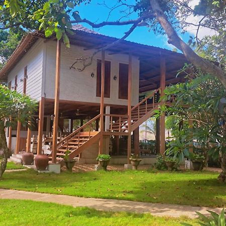 Pasir Putih Resort & Resto Maluk ภายนอก รูปภาพ