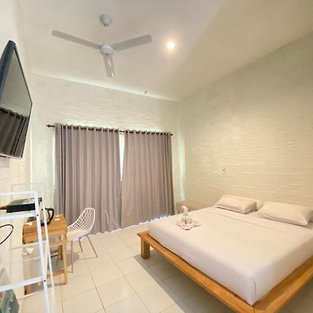 Pasir Putih Resort & Resto Maluk ภายนอก รูปภาพ