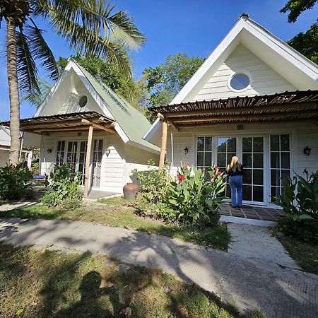 Pasir Putih Resort & Resto Maluk ภายนอก รูปภาพ