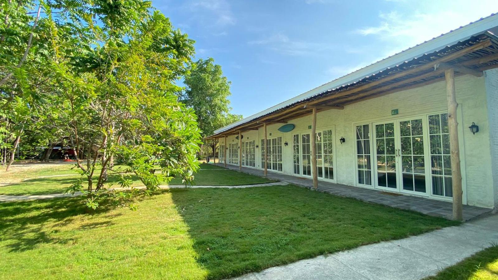 Pasir Putih Resort & Resto Maluk ภายนอก รูปภาพ