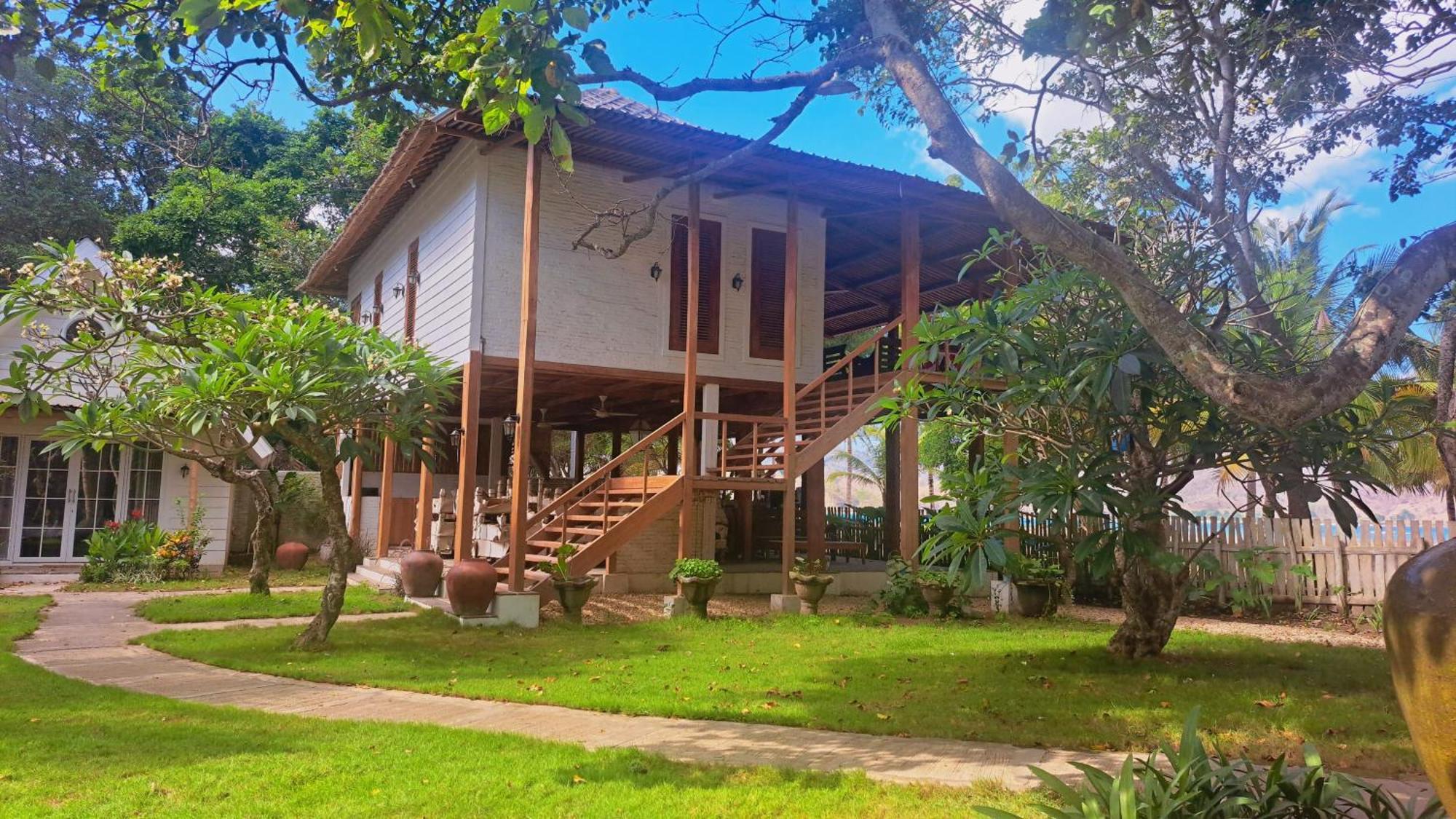 Pasir Putih Resort & Resto Maluk ภายนอก รูปภาพ