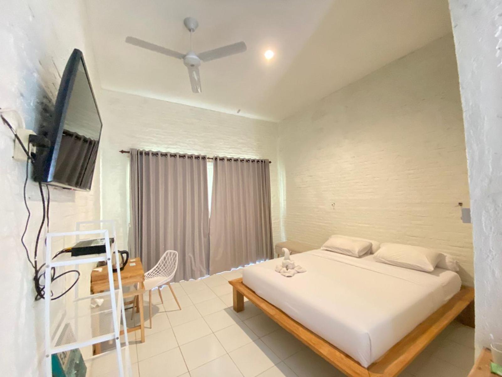 Pasir Putih Resort & Resto Maluk ภายนอก รูปภาพ