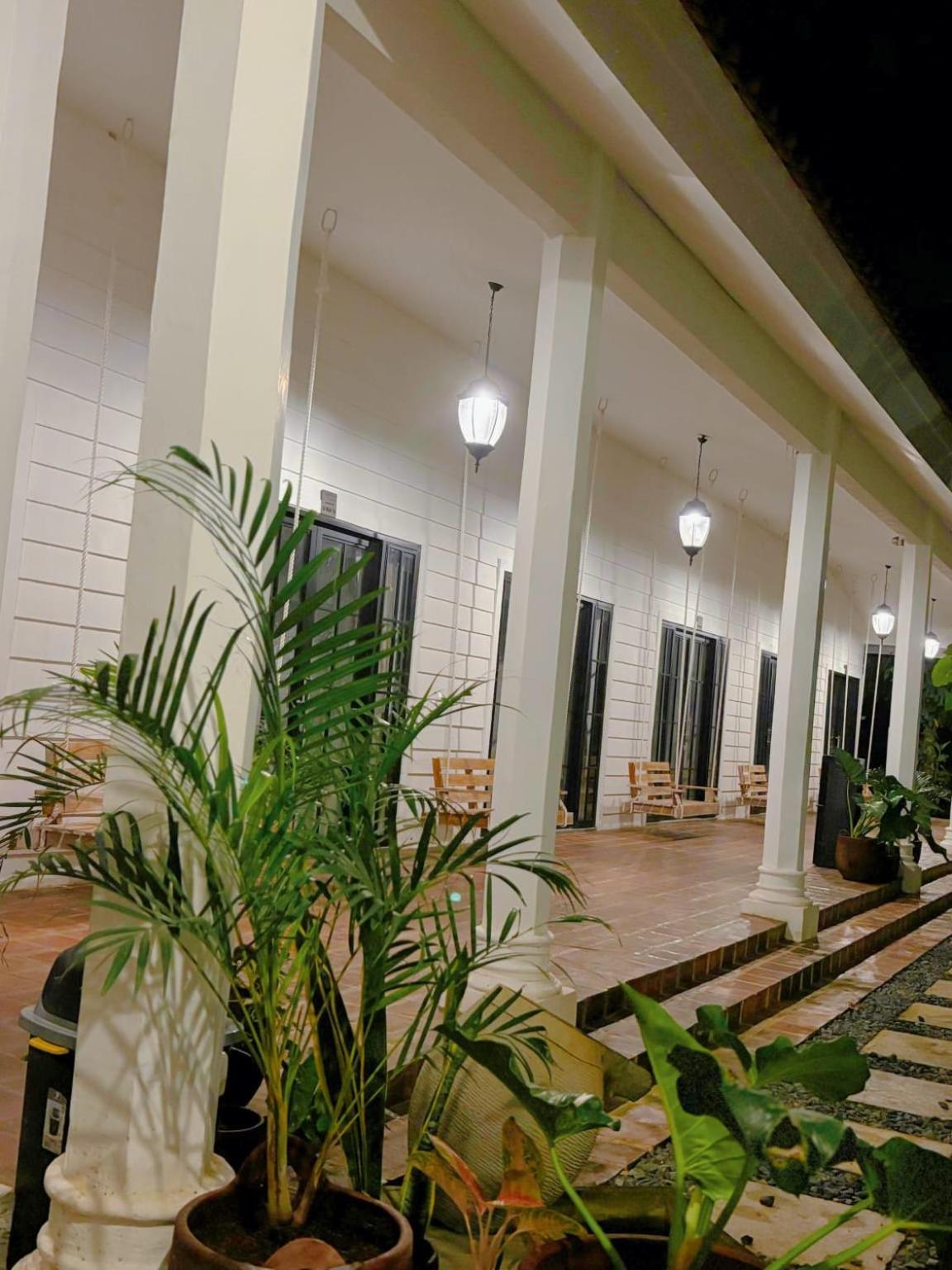 Pasir Putih Resort & Resto Maluk ภายนอก รูปภาพ